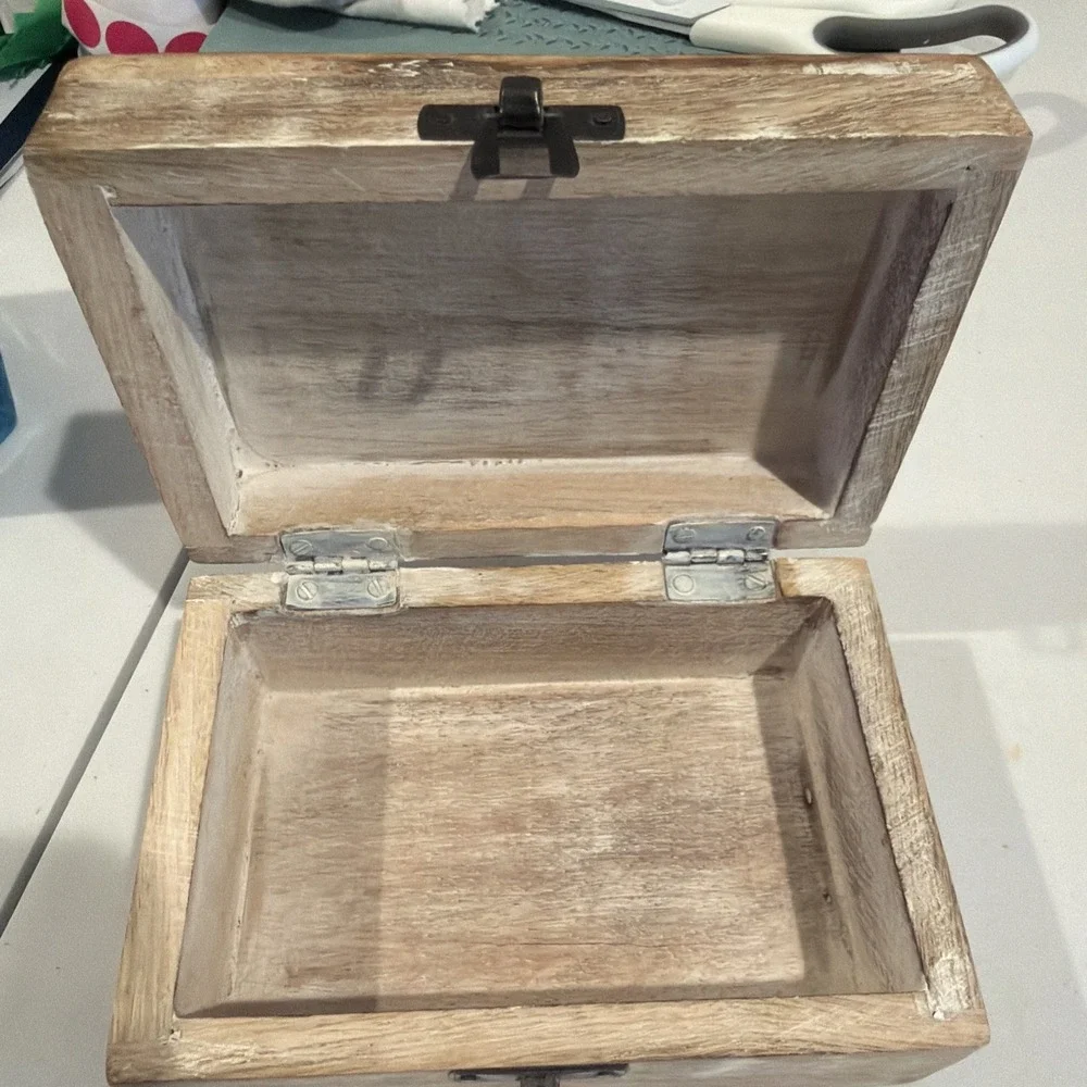 Hand‎ carved Wooden Elephant Hinged Jewlery Trinket Box Whitewash